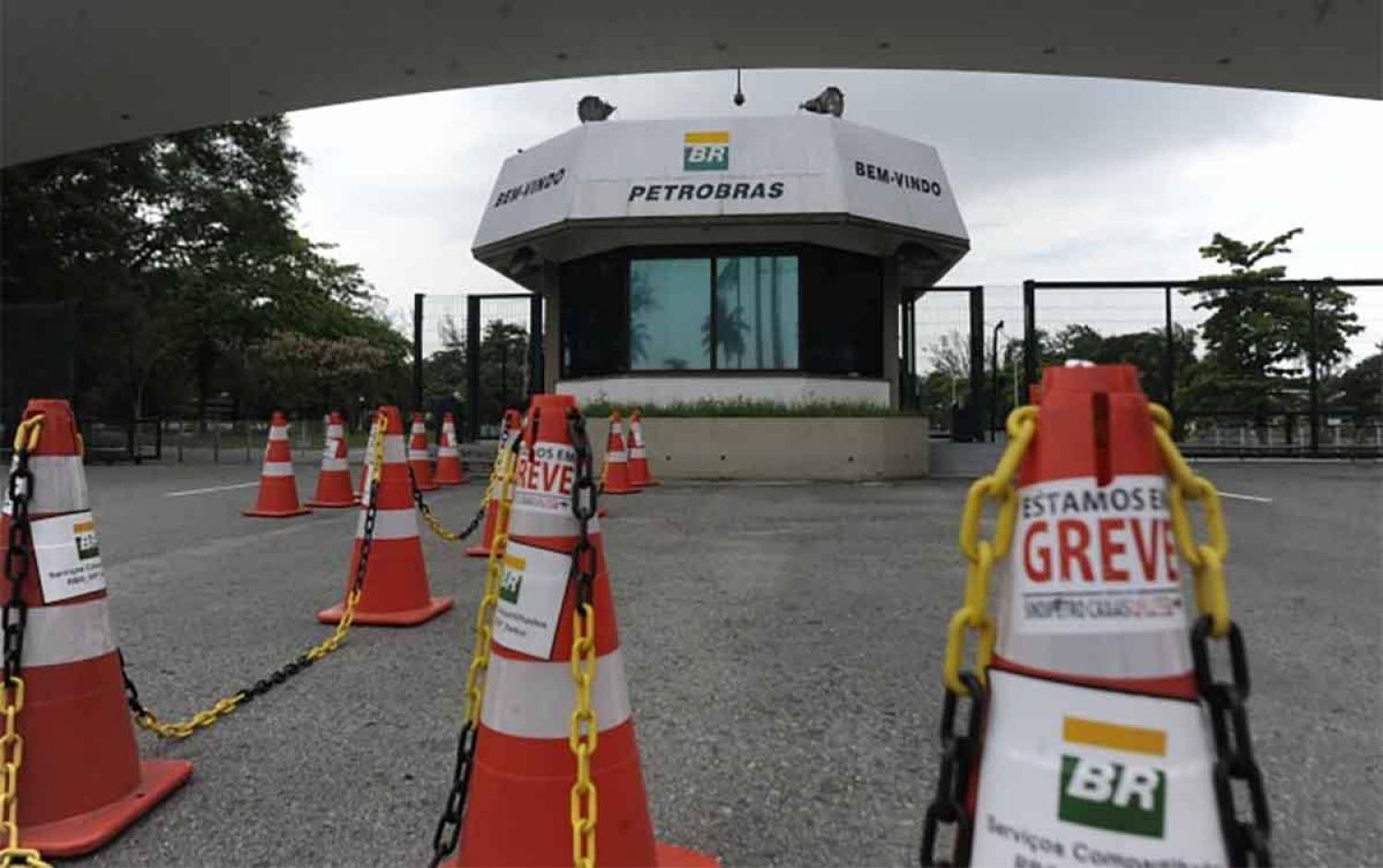 Petroleiros articulam greve nacional contra privatização da Petrobras Petroleiros articulam greve nacional contra privatização da Petrobras