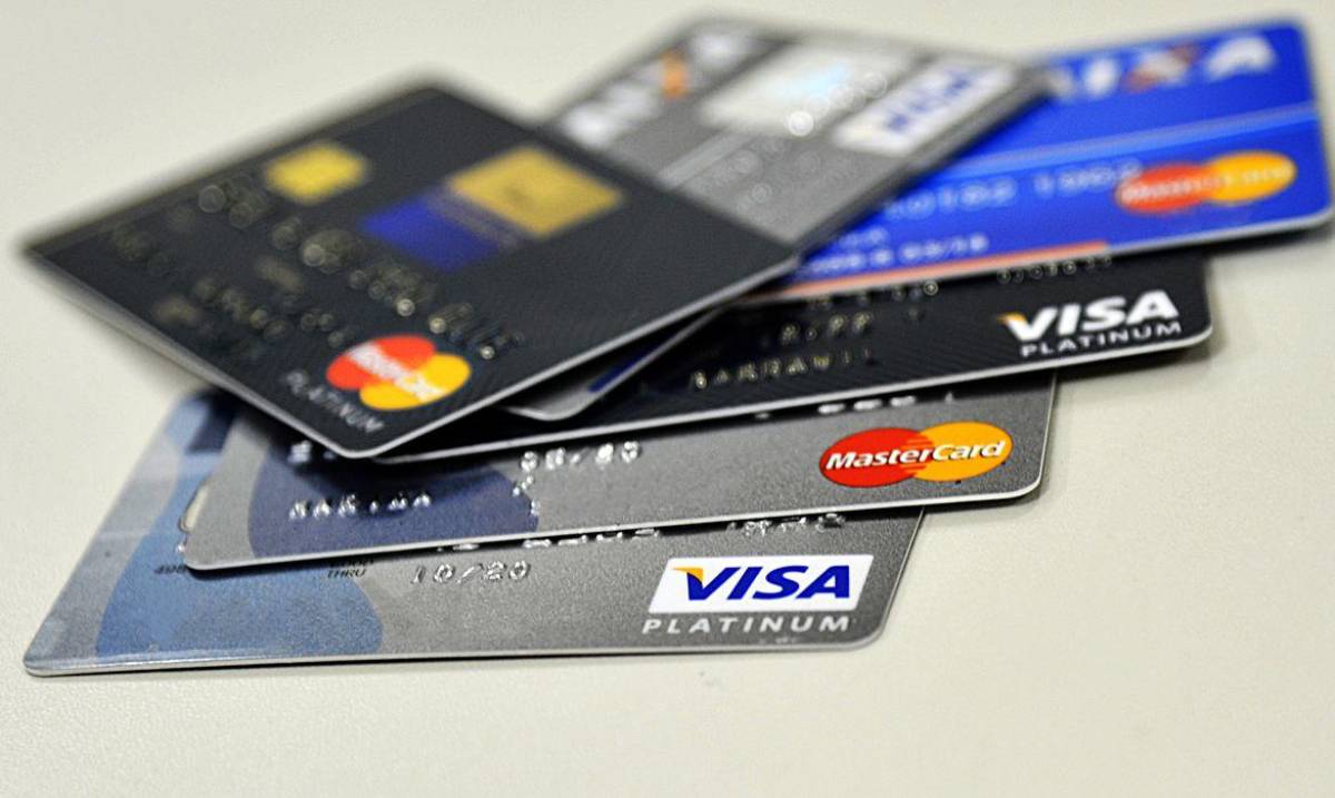 Brasileiro bate recorde no uso cartão de crédito: R$ 21,6 bi em outubro