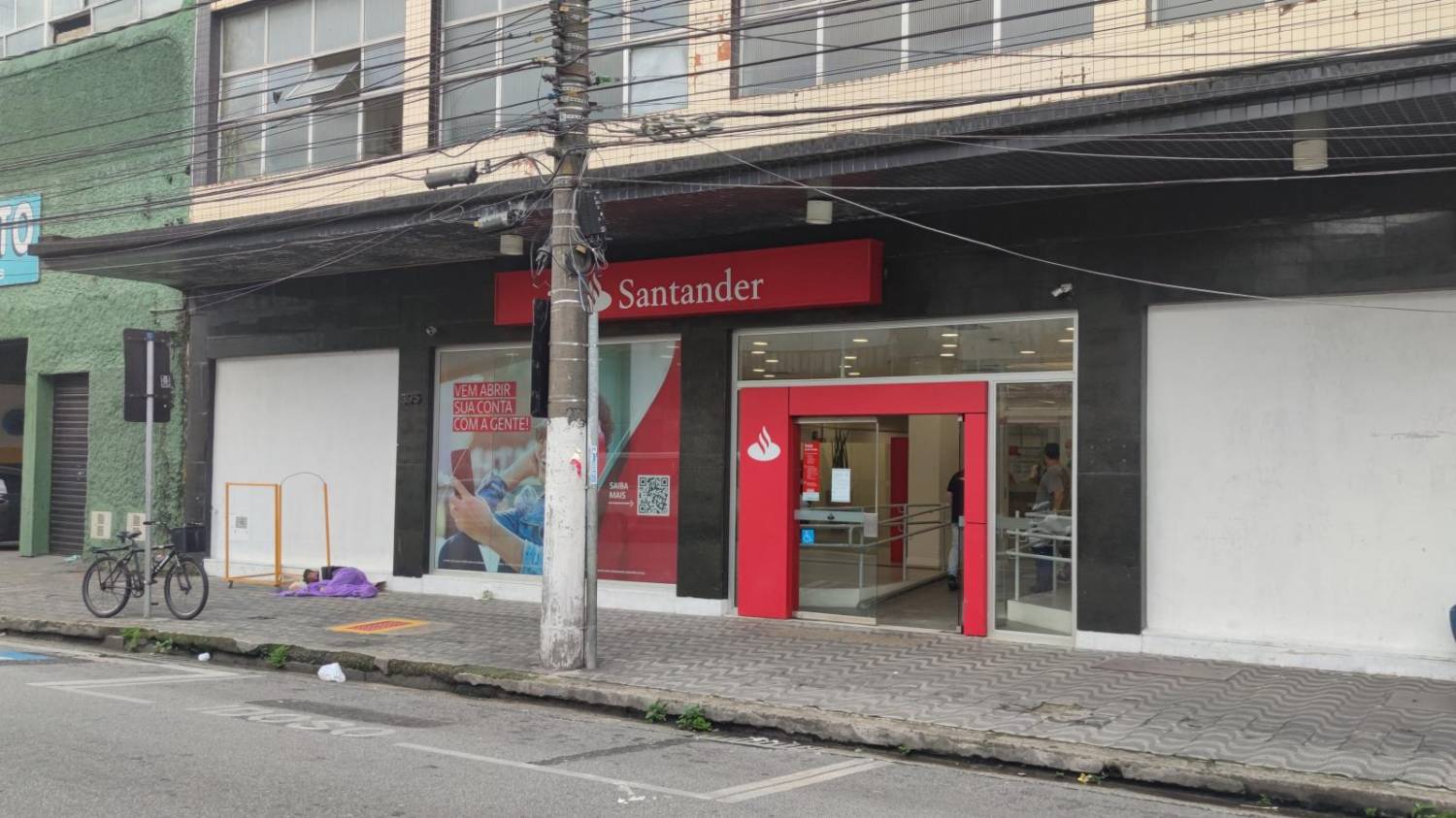 Agência do Santander em Santos com casos de Covid seguia o expediente Agência do Santander em Santos com casos de Covid seguia o expediente