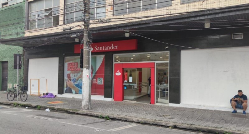 Agência do Santander sem ar condicionado no verão em Santos/SP