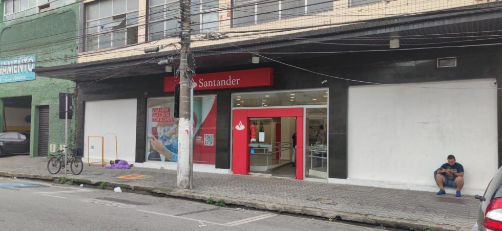 [Agência do Santander sem ar condicionado no verão em Santos/SP]
