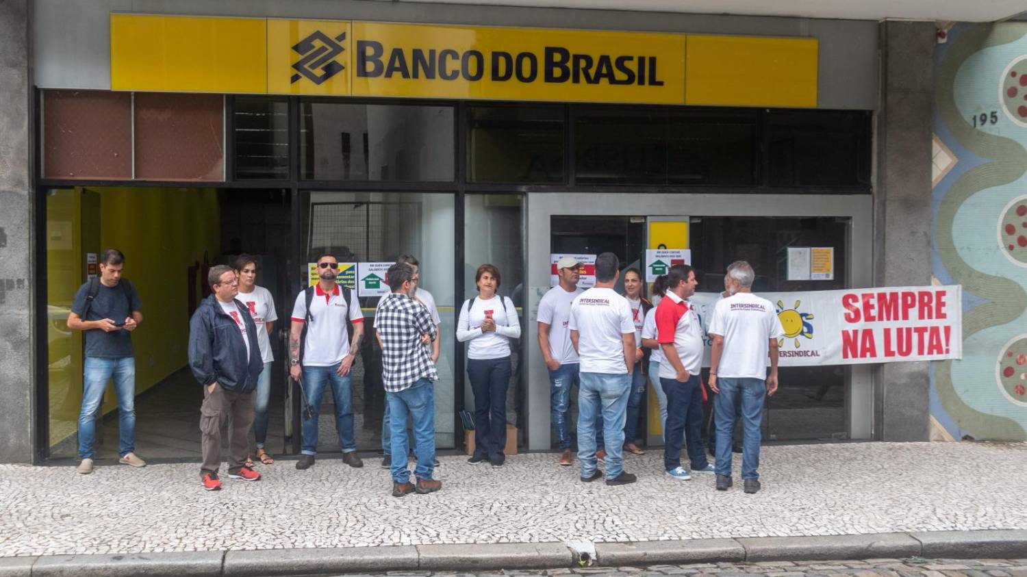 BB afrouxa protocolos e empurra funcionários para visitas presenciais BB afrouxa protocolos e empurra funcionários para visitas presenciais