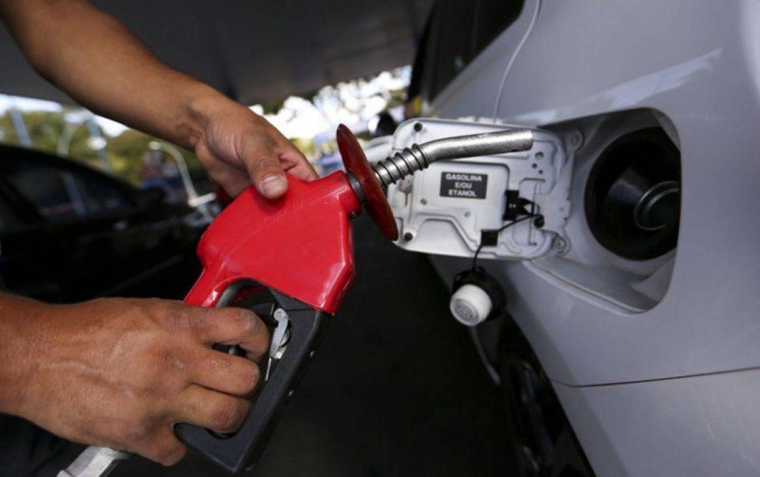 Após reajuste, gasolina já custa mais de R$ 7 em 24 dos 27 estados Após reajuste, gasolina já custa mais de R$ 7 em 24 dos 27 estados