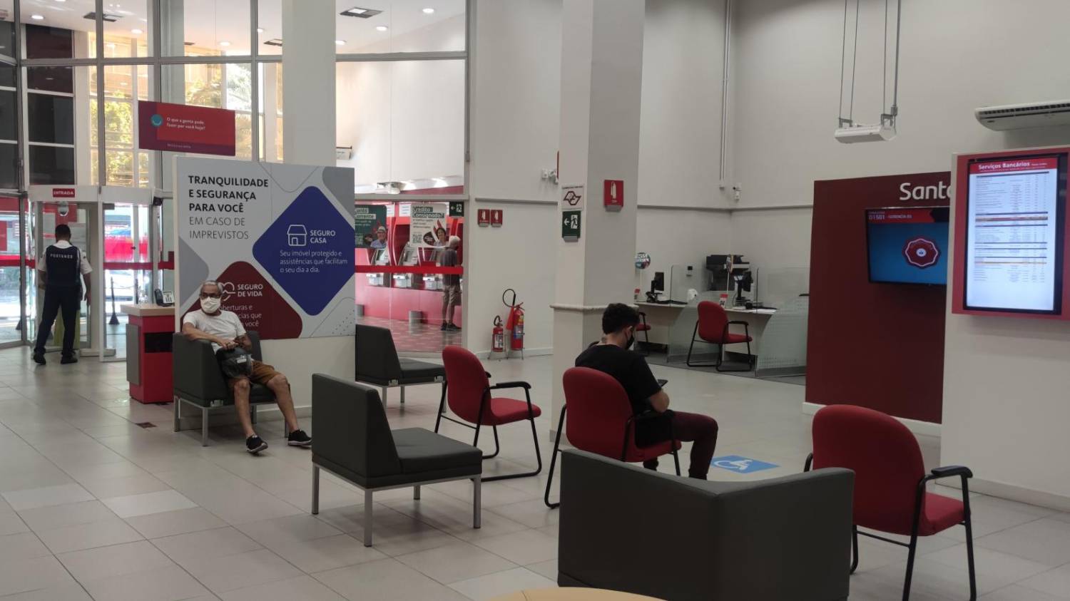 Bancários comunicam Santander para não convocar grupo de risco e grávidas Bancários comunicam Santander para não convocar grupo de risco e grávidas