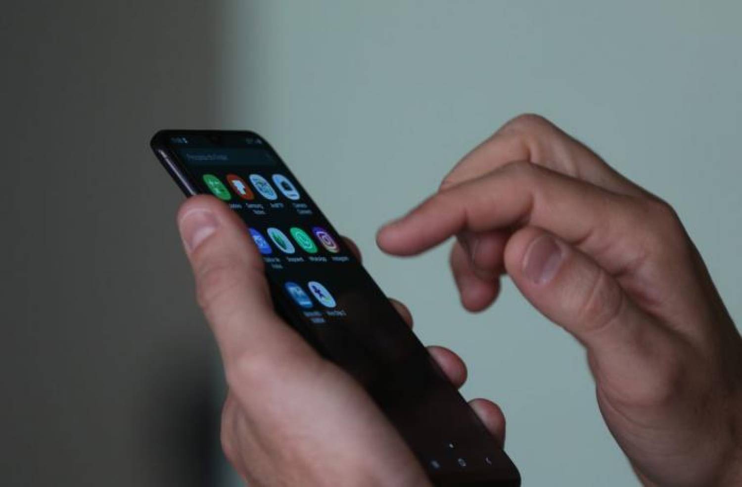 Empresas demitem trabalhadores por justa causa por uso de celular Empresas demitem trabalhadores por justa causa por uso de celular