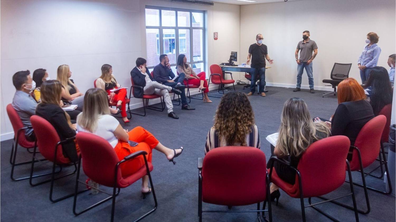 Fusão de agências: Sindicato reúne-se com bancários do Santander em Santos Fusão de agências: Sindicato reúne-se com bancários do Santander em Santos