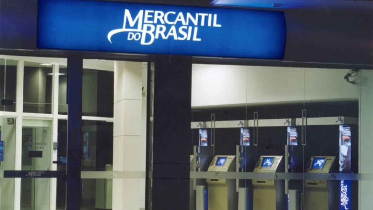 Mercantil do Brasil de Santos desliga porta giratória e ninguém entra e sai Mercantil do Brasil de Santos desliga porta giratória e ninguém entra e sai