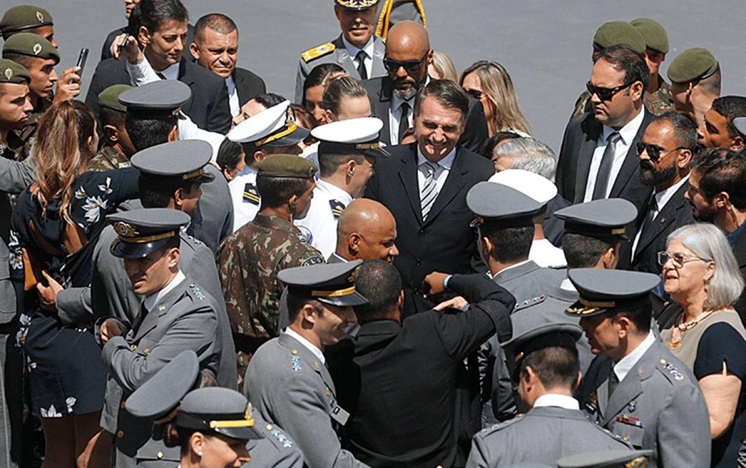 Deputados vão ao MP contra a compra de Viagra pelas Forças Armadas Deputados vão ao MP contra a compra de Viagra pelas Forças Armadas