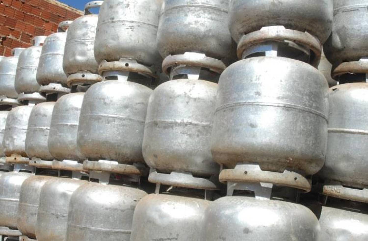 Botijão de gás poderia custar R$ 60, diz engenheiro da Petrobras Botijão de gás poderia custar R$ 60, diz engenheiro da Petrobras