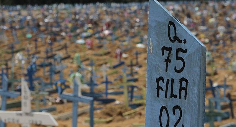 Casos de covid-19 voltam a acelerar no Brasil, média subiu 33%