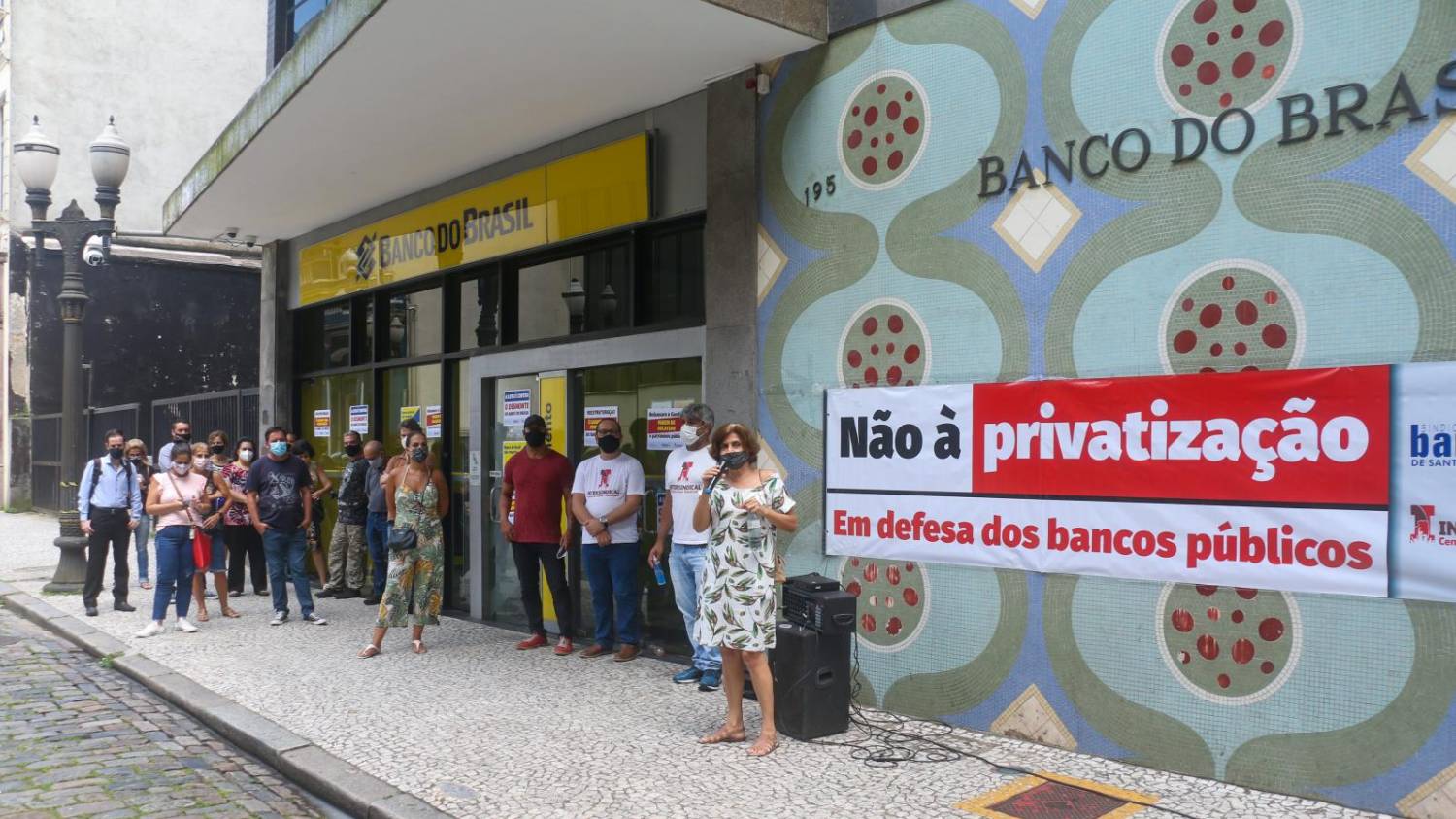 Funcionários discutem compensação de horas negativas no Banco do Brasil Funcionários discutem compensação de horas negativas no Banco do Brasil