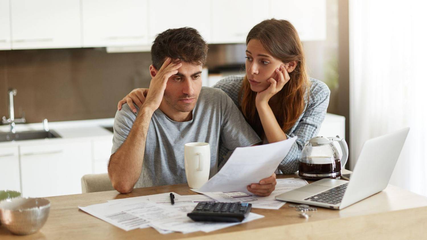 Bancos se alimentam de dificuldades da população, afirma economista Bancos se alimentam de dificuldades da população, afirma economista