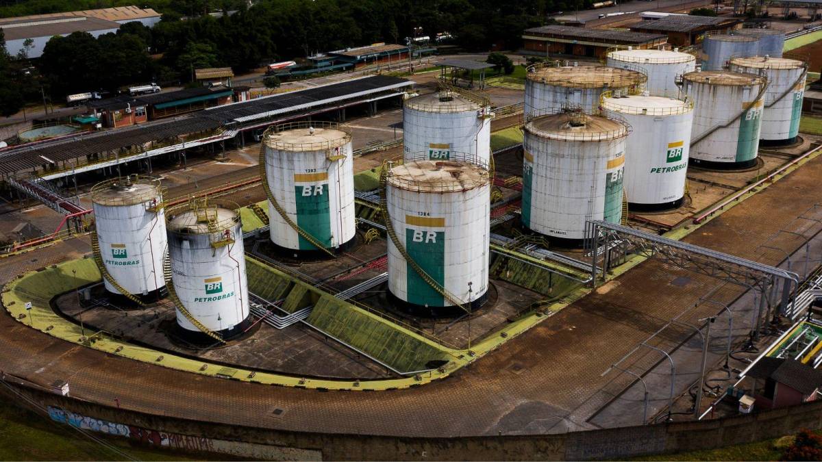 Bolsonaro finge insatisfação com preço da gasolina para privatizar Petrobras