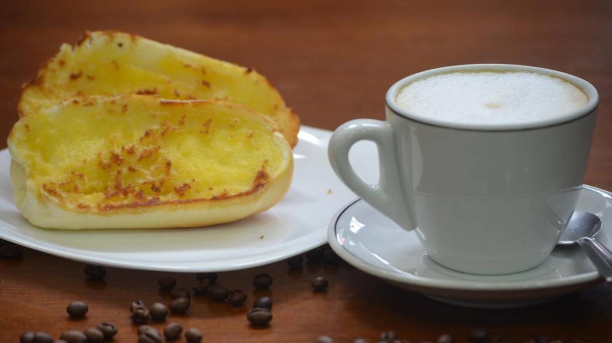 Café com leite e pão com margarina ficam mais longe da mesa dos brasileiros