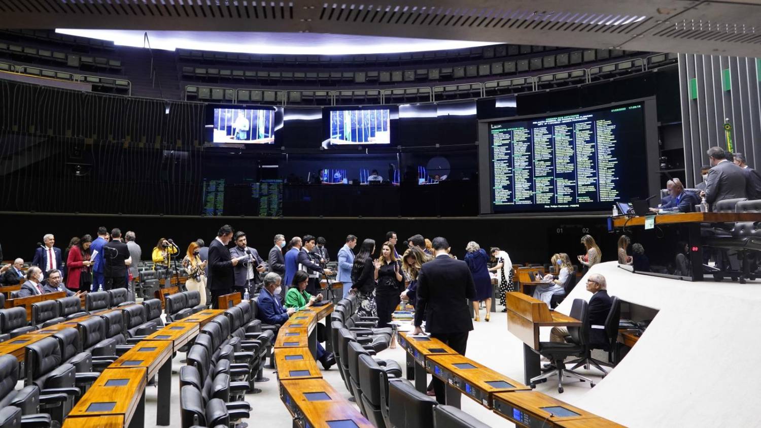 Câmara aprova PL que deixa bancos penhorar casas de famílias inadimplentes Câmara aprova PL que deixa bancos penhorar casas de famílias inadimplentes