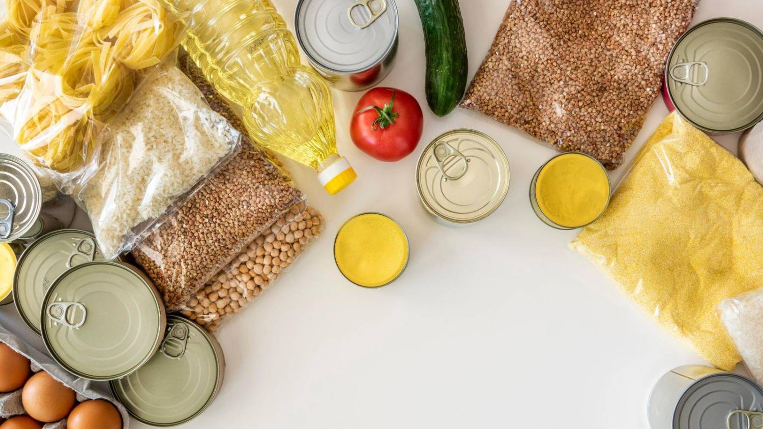 Com economia sem rumo, custo da cesta básica chega a 55% do salário mínimo Com economia sem rumo, custo da cesta básica chega a 55% do salário mínimo