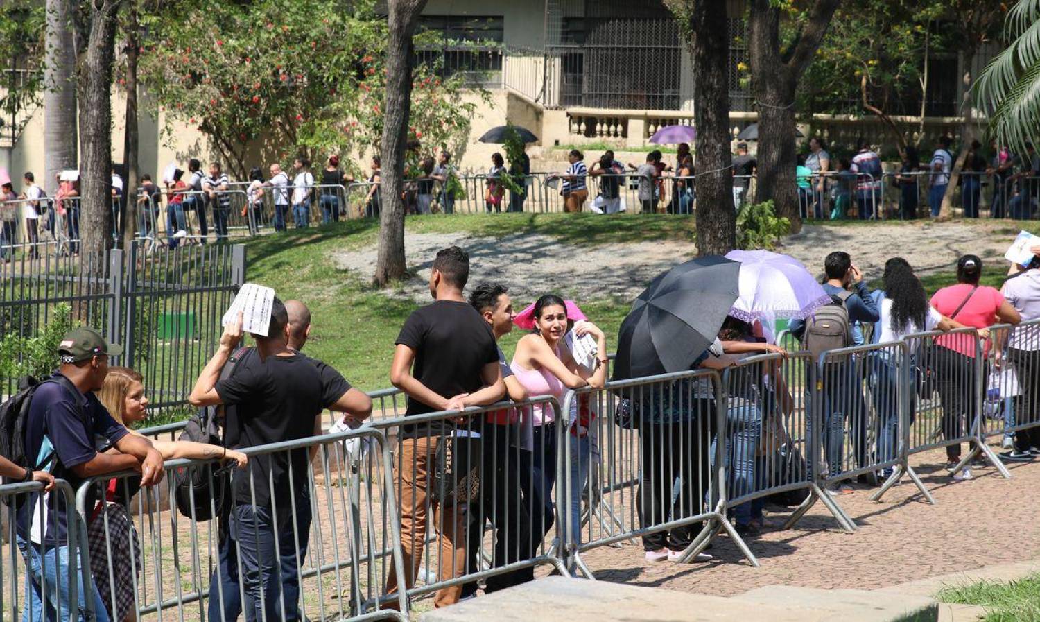 A cara do desemprego em fila por vagas em hotelaria em São Paulo