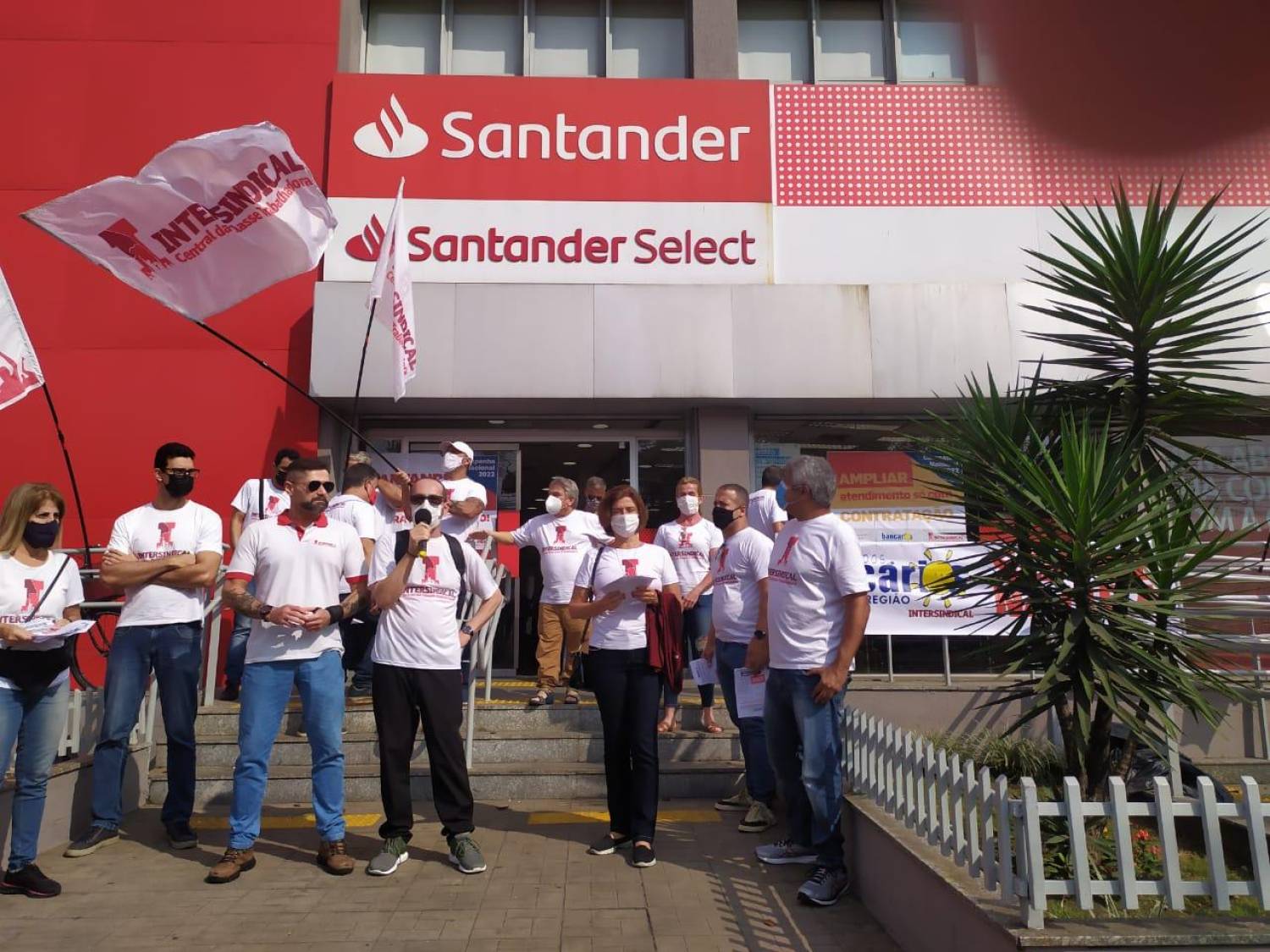 Bancários fazem protesto por mais contratações no Santander de Cubatão