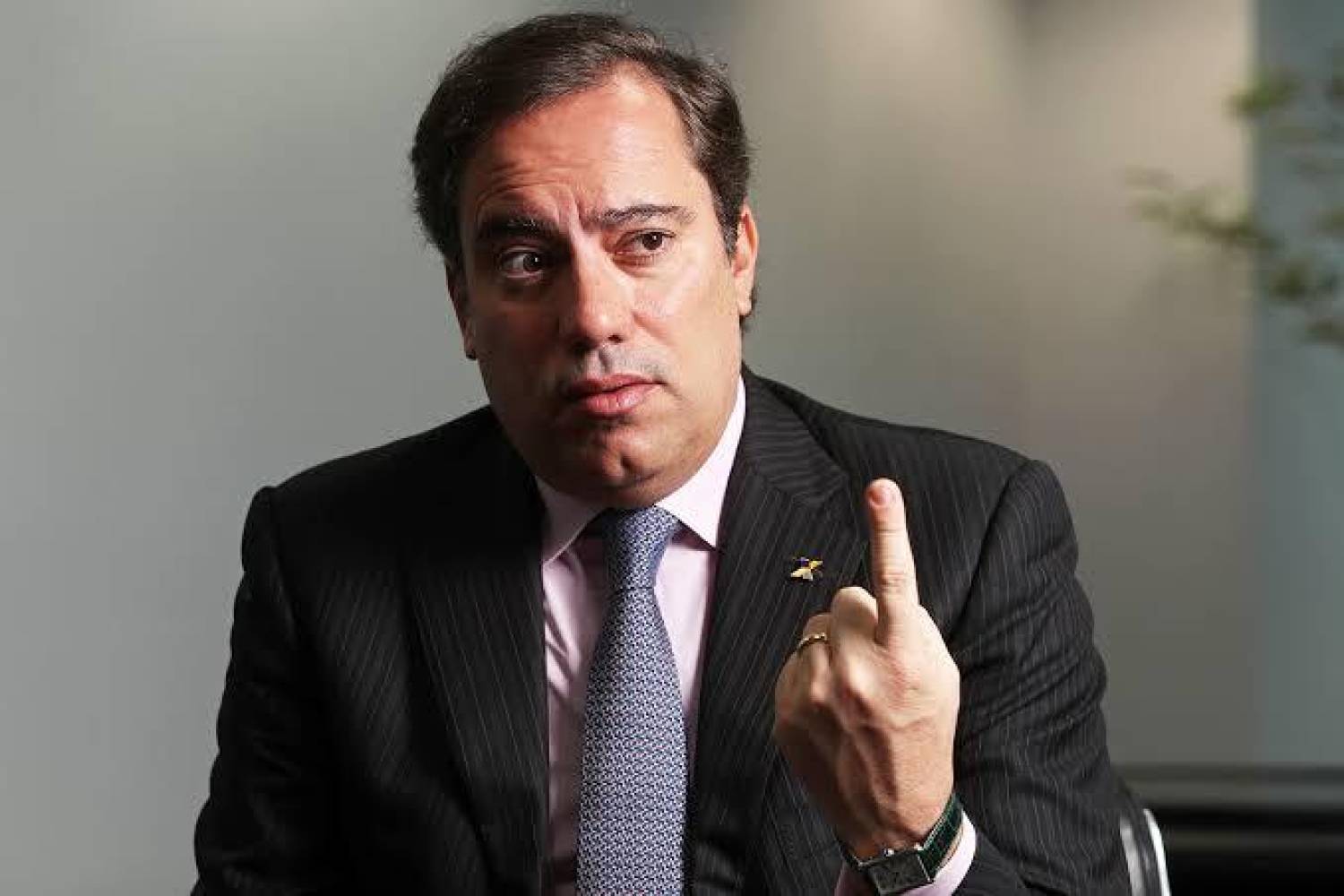 Pedro Guimarães gastou 10 milhões em viagens às custas da Caixa. Turismo? Pedro Guimarães gastou 10 milhões em viagens às custas da Caixa. Turismo?
