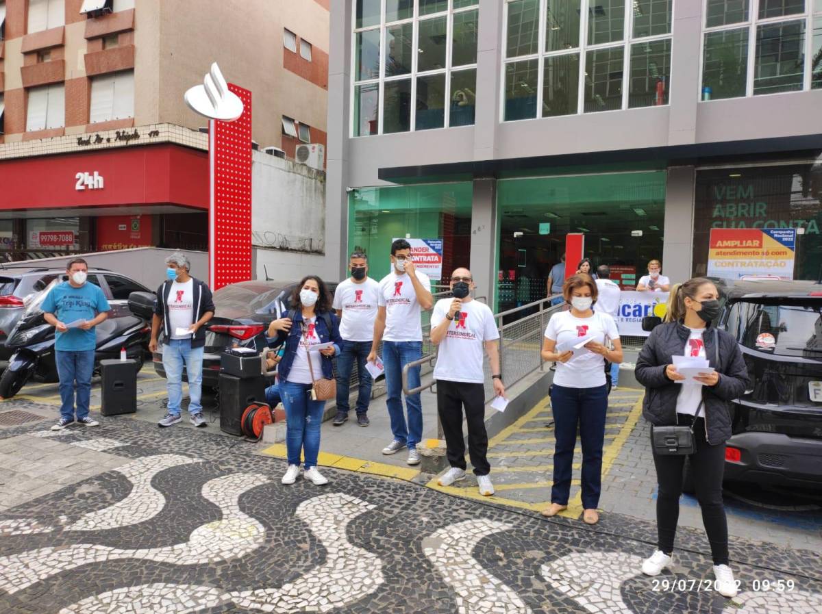 Santander: Bancários realizam manifestação por mais contratações, em Santos