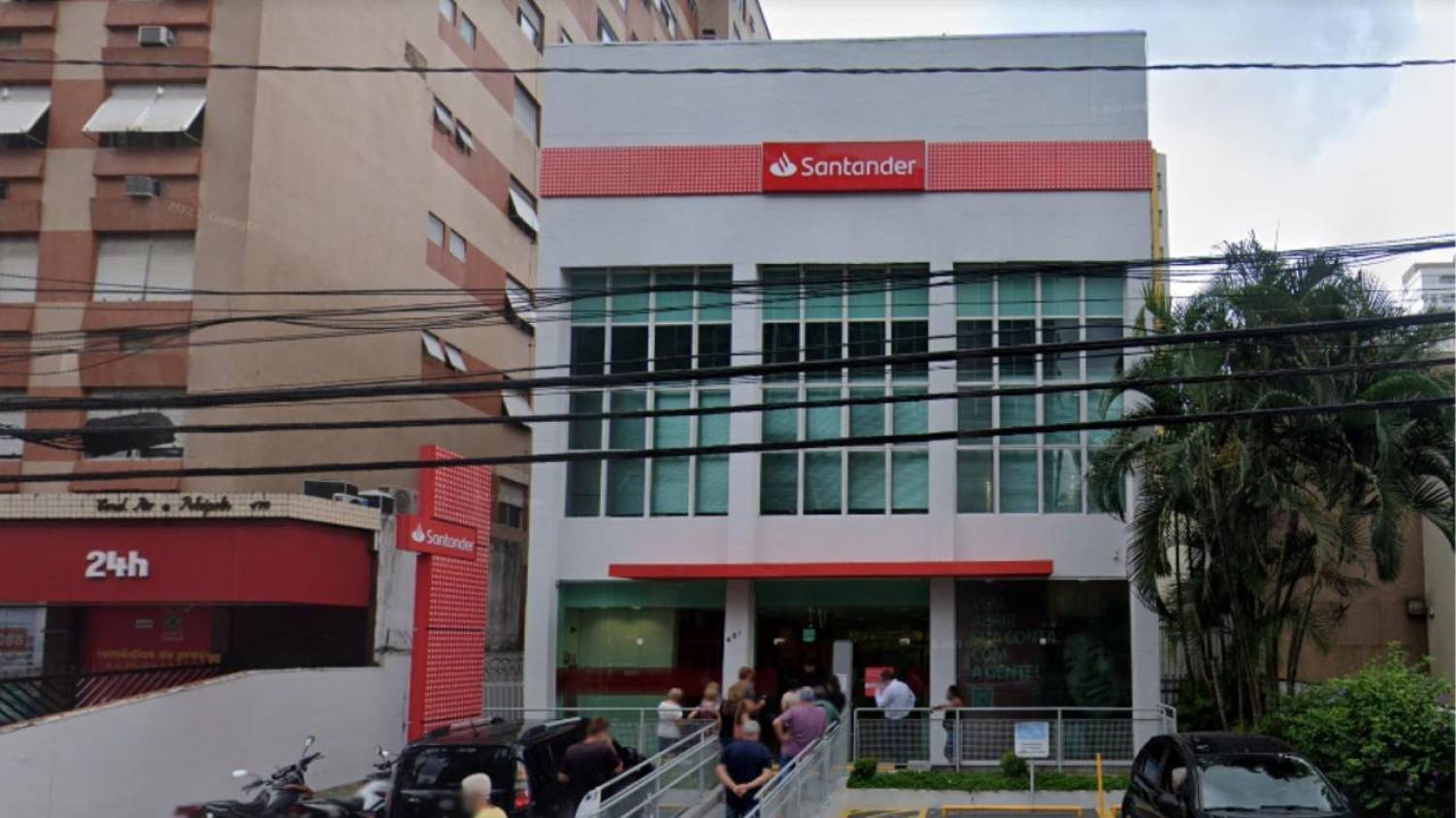 Santander prolonga horário de atendimento, denuncie ao Sindicato Santander prolonga horário de atendimento, denuncie ao Sindicato