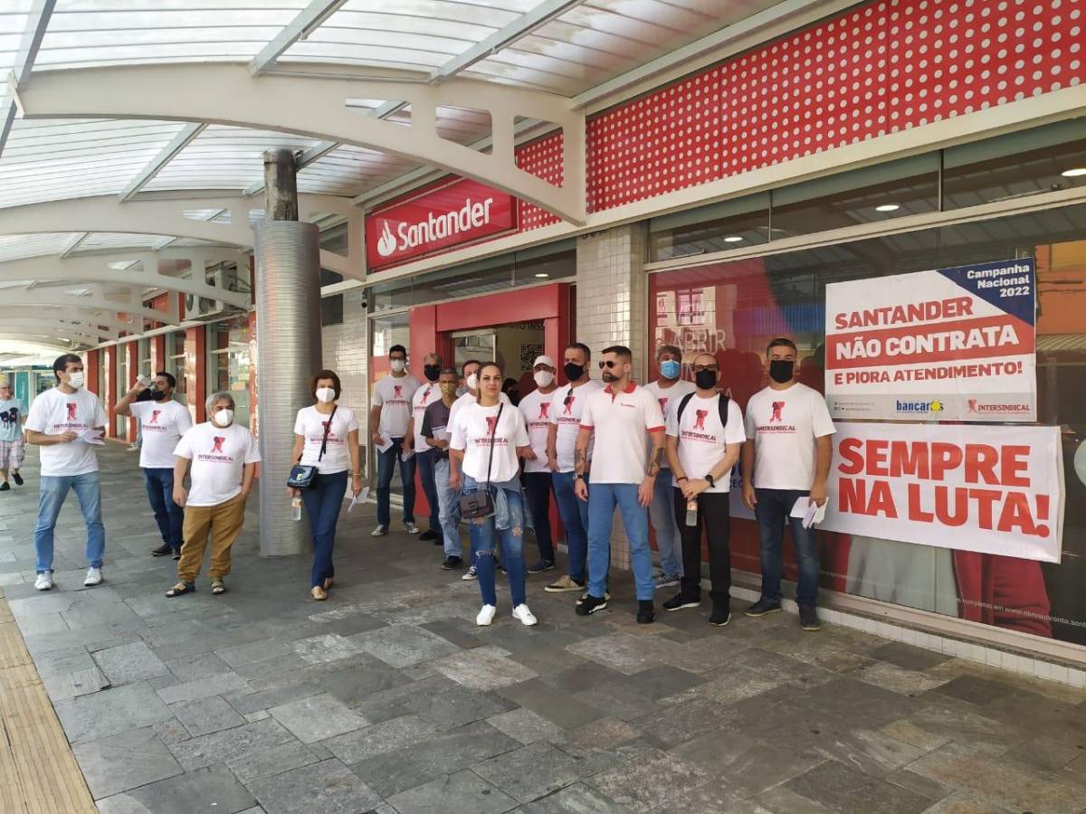 Sindicato protesta por mais contratações no Santander, em Praia Grande/SP
