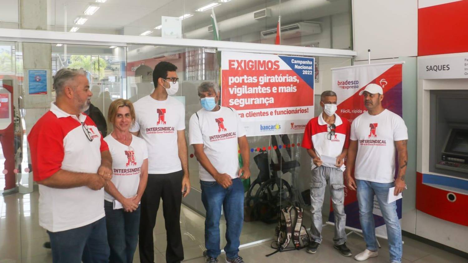 Bradesco demite e retira segurança de bancários, Sindicato protesta! Bradesco demite e retira segurança de bancários, Sindicato protesta!