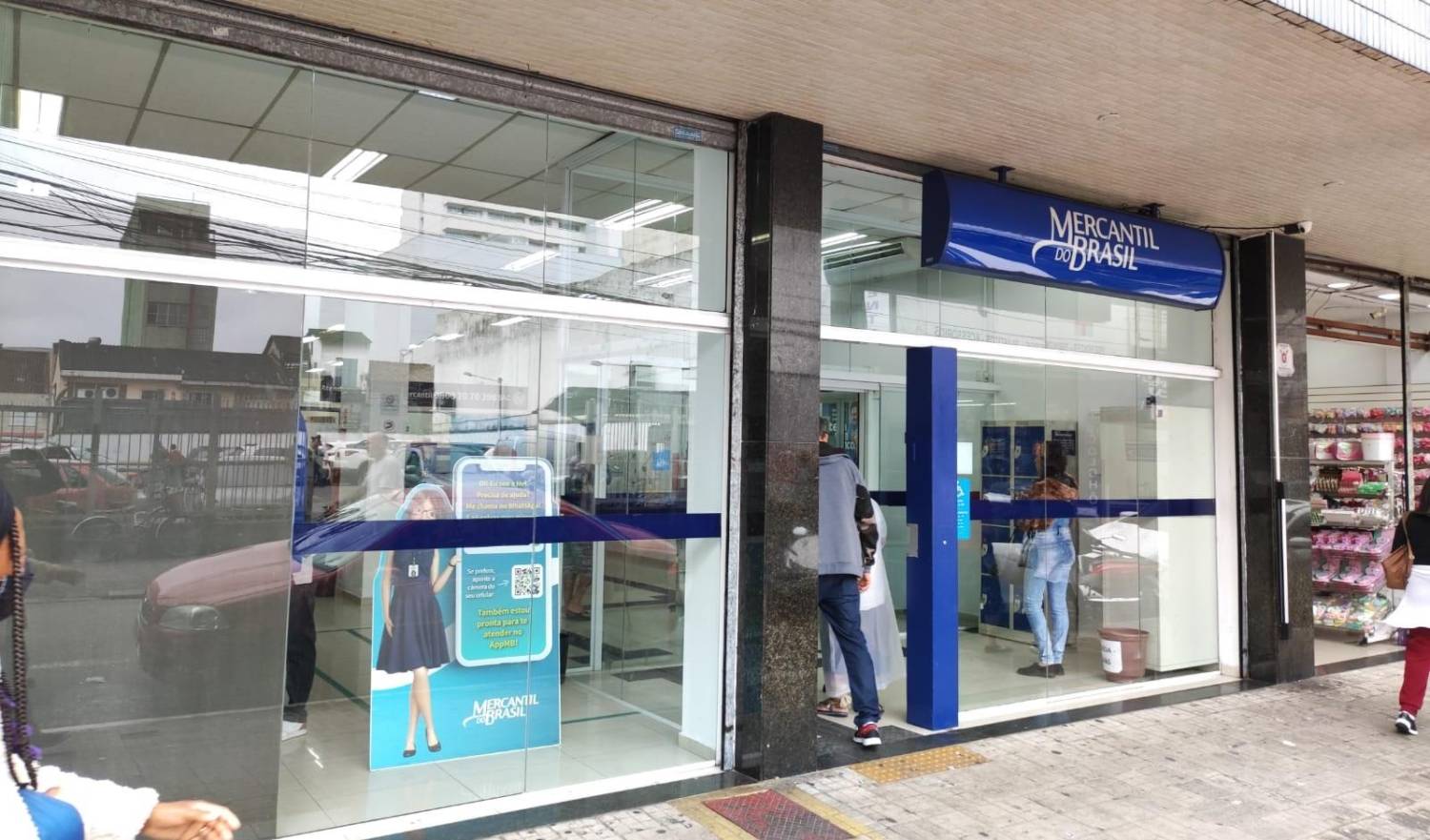 Bancos colocam funcionários e clientes em perigo na Baixada Santista Bancos colocam funcionários e clientes em perigo na Baixada Santista