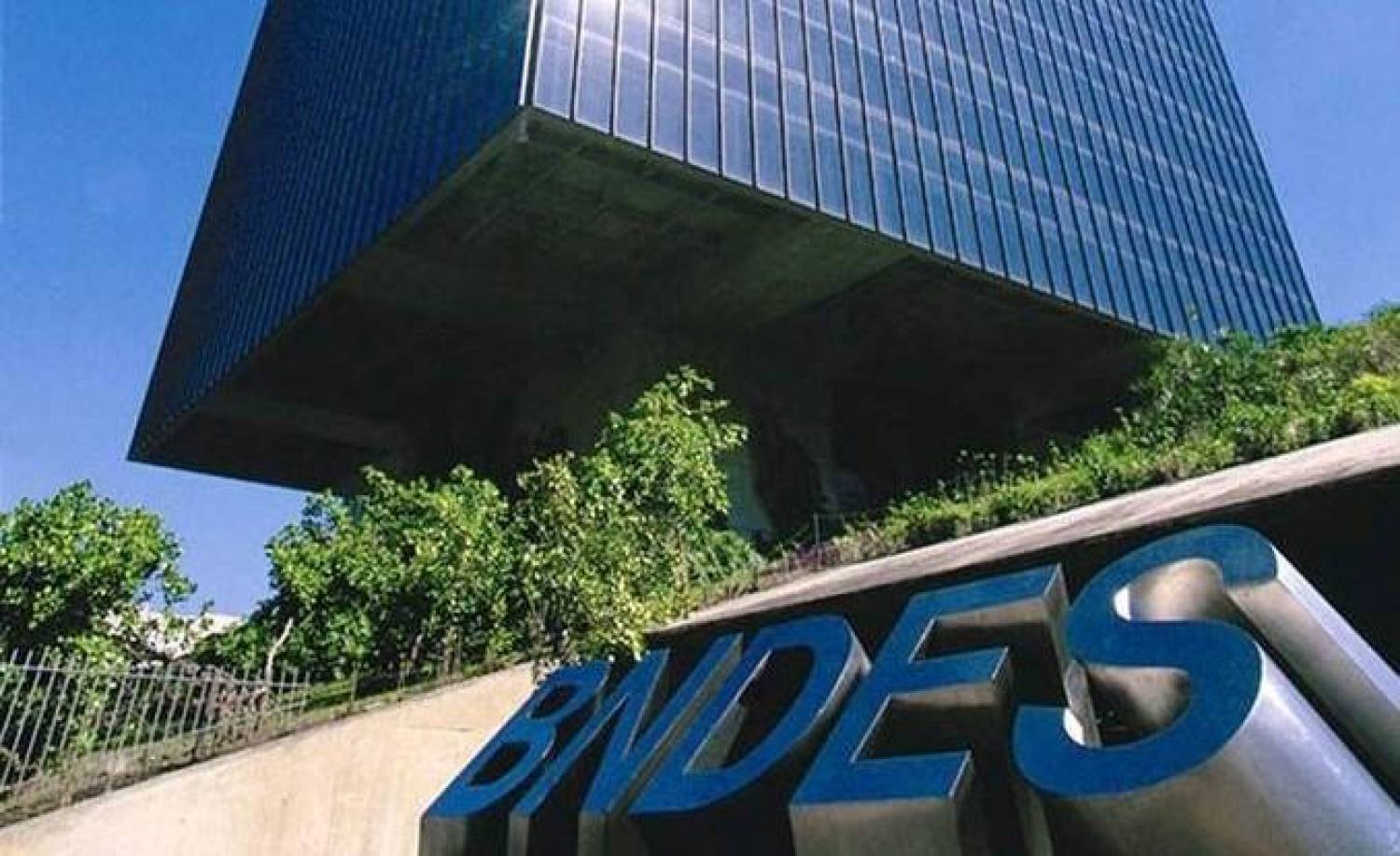 Diretoria do BNDES segue linha do Governo e encerra negociação sem reajuste Diretoria do BNDES segue linha do Governo e encerra negociação sem reajuste