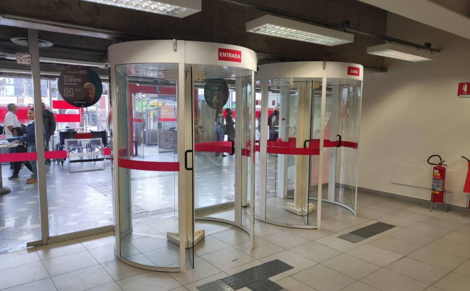 Santander ‘Brating’ expõe bancários e clientes à violência e crimes Santander ‘Brating’ expõe bancários e clientes à violência e crimes