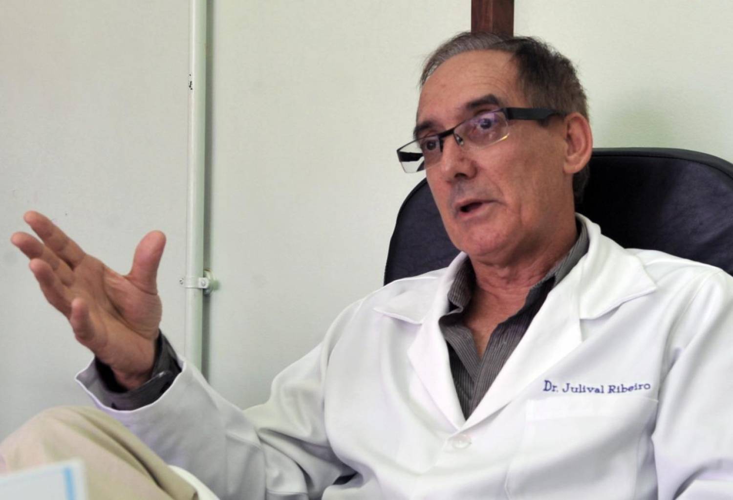 "A pandemia ainda não acabou", alerta o infectologista Julival Ribeiro "A pandemia ainda não acabou", alerta o infectologista Julival Ribeiro