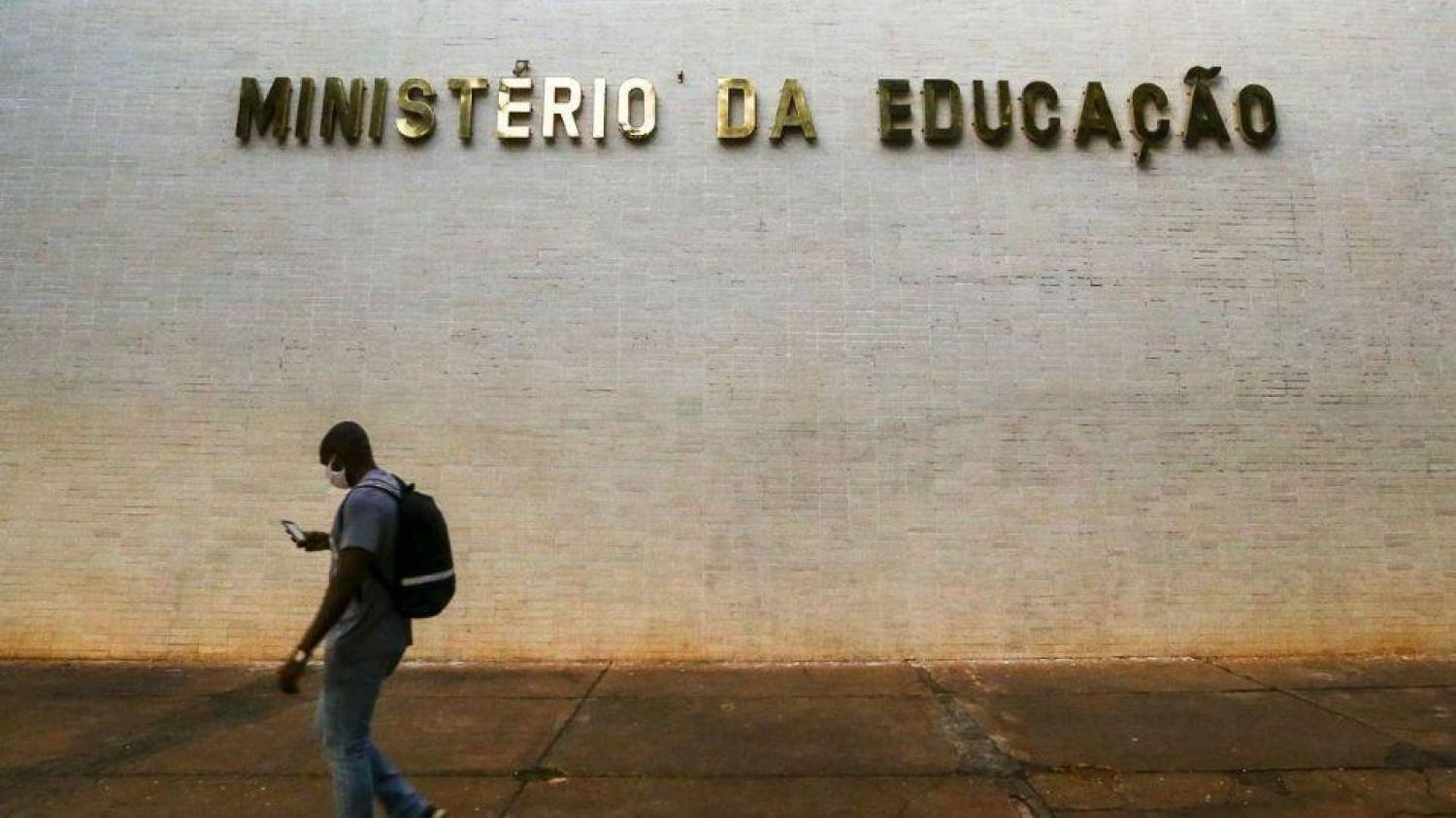 Bolsonaro confisca mais de 2 bilhões de institutos e universidades federais Bolsonaro confisca mais de 2 bilhões de institutos e universidades federais