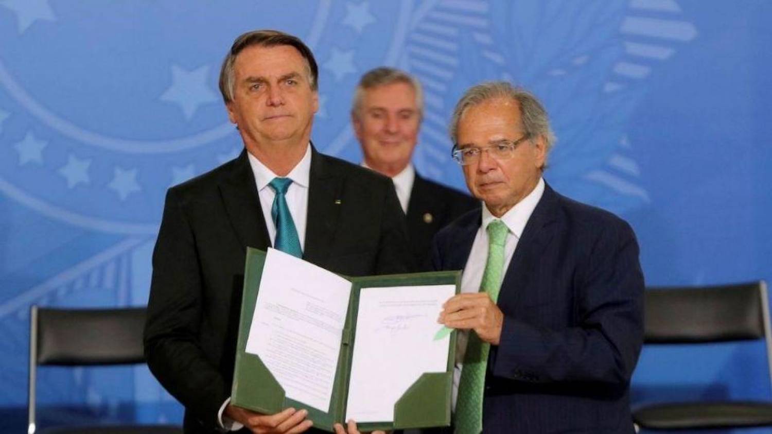 Guedes e Bolsonaro planejam retirar educação e saúde do desconto do IRPF Guedes e Bolsonaro planejam retirar educação e saúde do desconto do IRPF