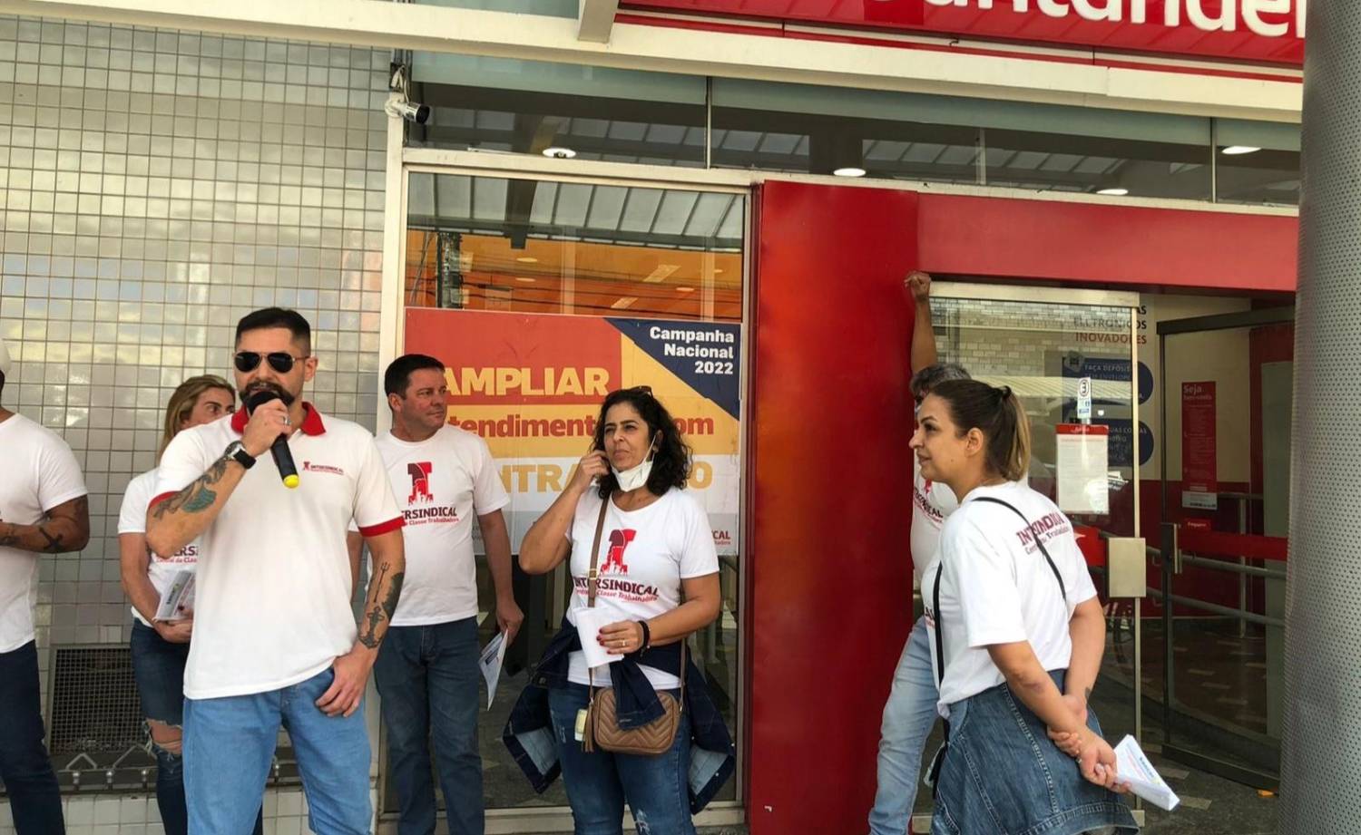 Sindicatos se reúnem contra terceirização no Santander Sindicatos se reúnem contra terceirização no Santander