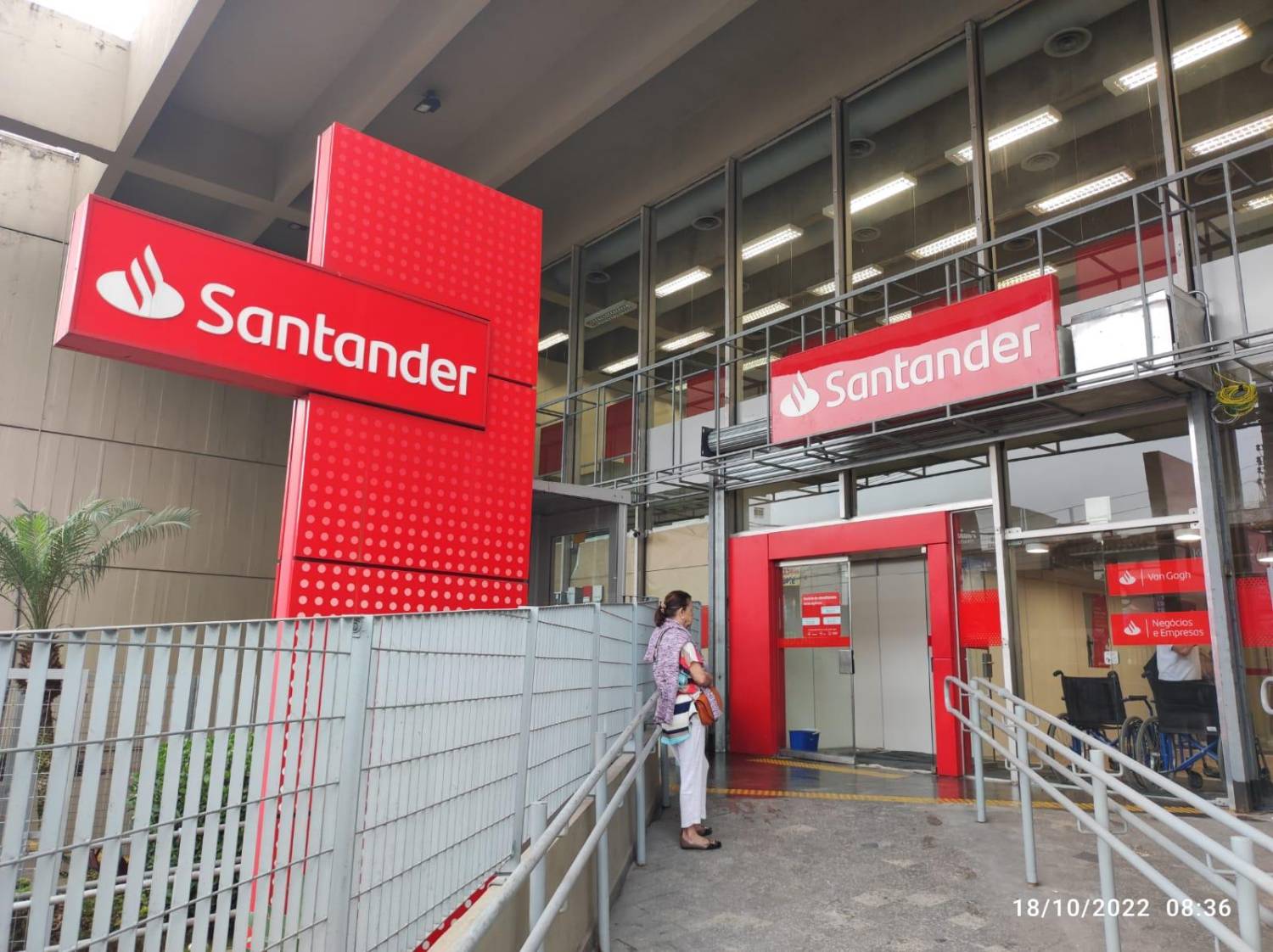 Santander aumenta insegurança nas agências da Baixada Santista Santander aumenta insegurança nas agências da Baixada Santista