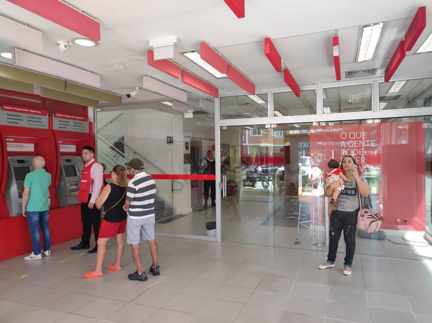 Santander: retirada de portas giratórias expõe e gera pânico nos bancários Santander: retirada de portas giratórias expõe e gera pânico nos bancários