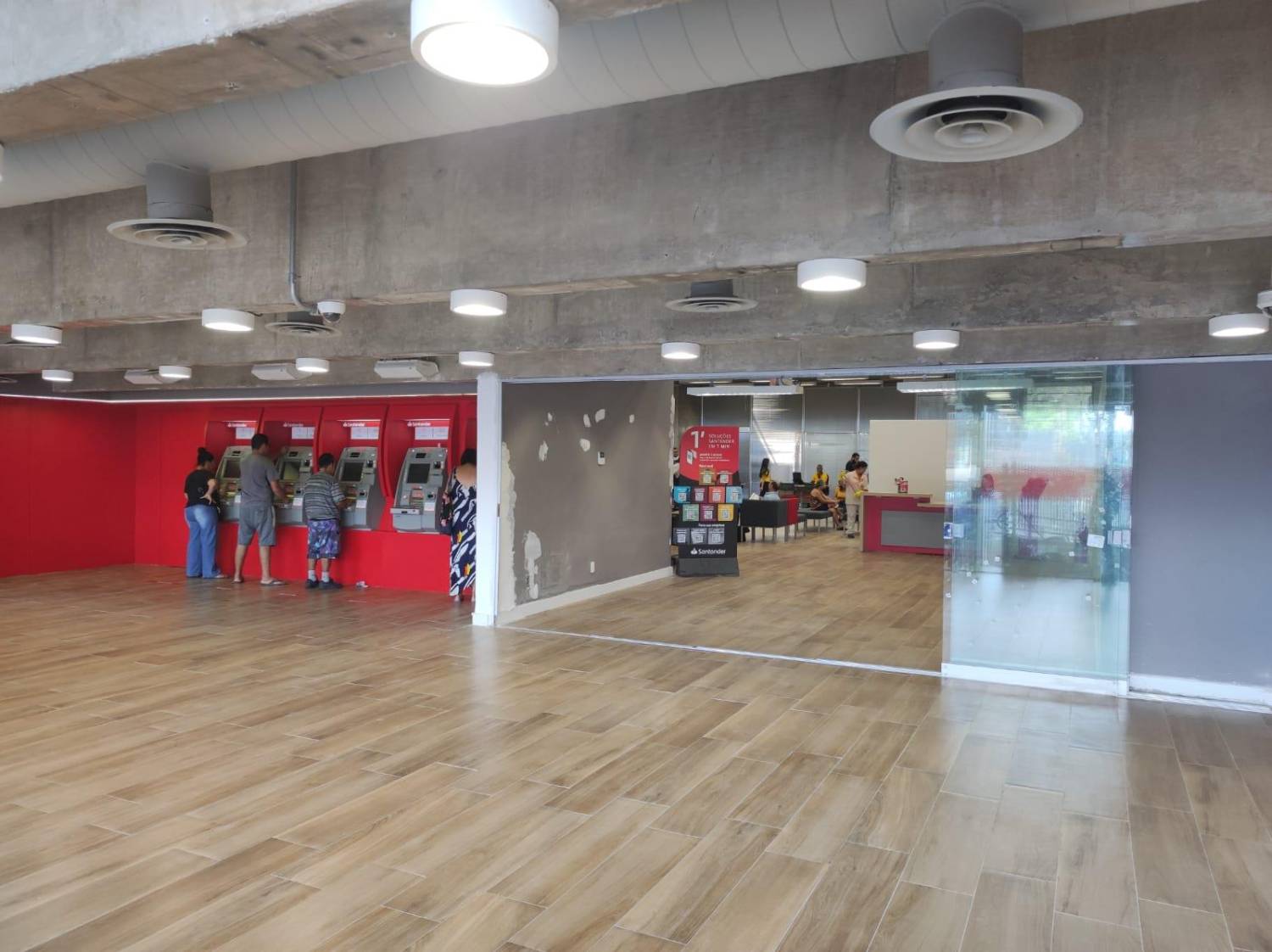 Santander retira portas giratórias e leva insegurança às agências Santander retira portas giratórias e leva insegurança às agências