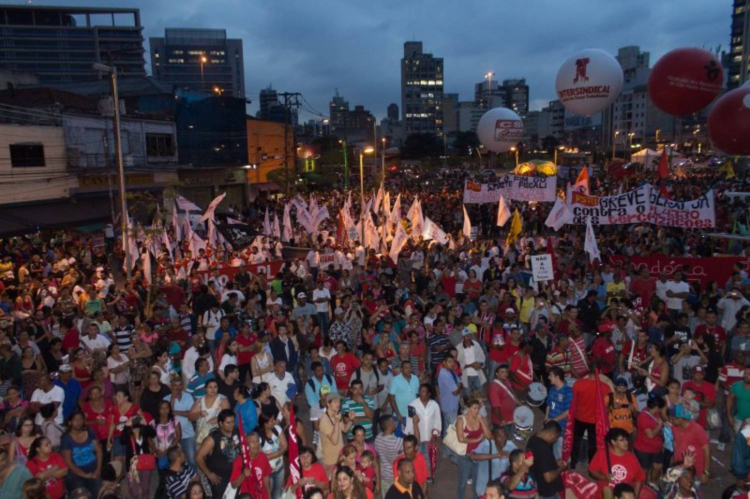Paralisações e protestos pelo país forçam Câmara a adiar votação do PL 4330