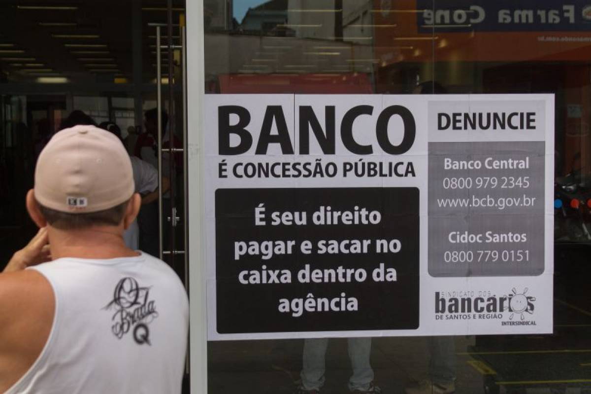 Bancários protestam em Praia Grande e Guarujá contra a exploração no Bradesco