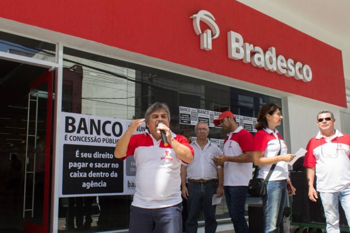 Bancários fazem protesto contra perversidade do Bradesco