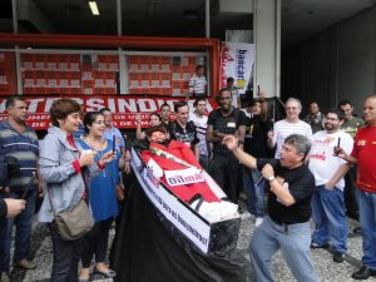 Bancários de Santos realizam ato contra política de arrocho salarial