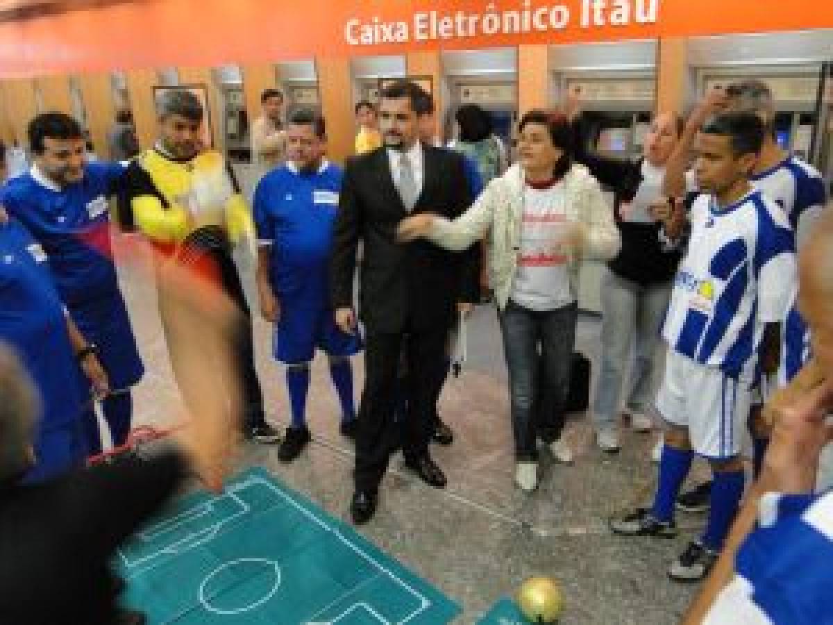Bancários protestam contra demissão e humilhação no Itaú vestidos com uniforme de futebol
