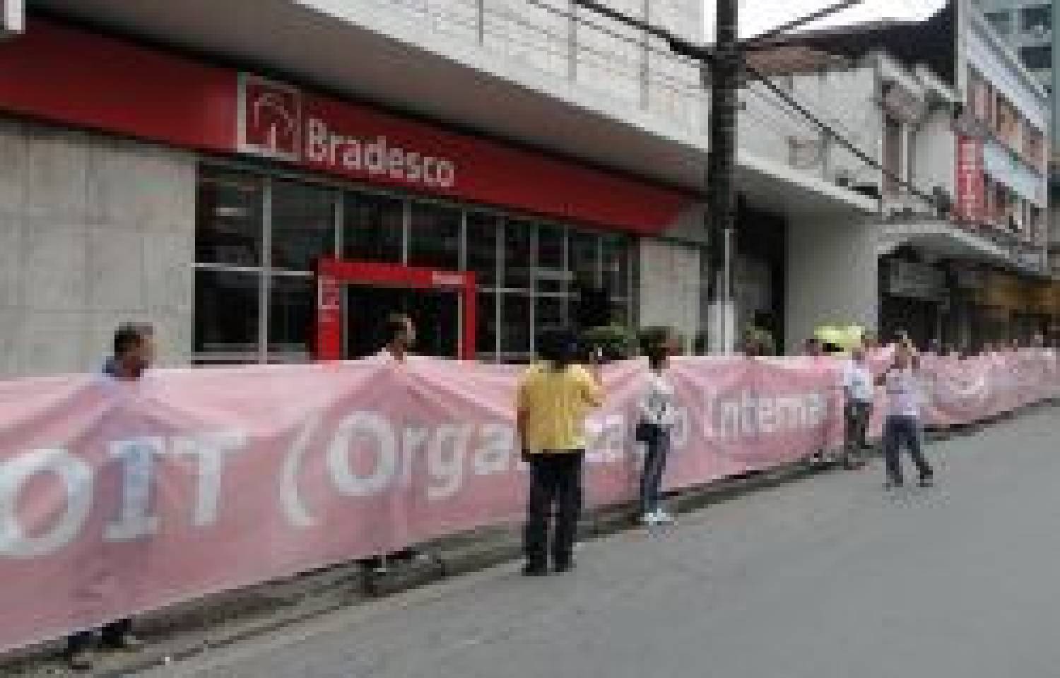Protesto inédito no Bradesco com faixa de 40 metros