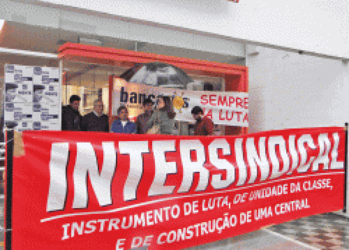 Bancários paralisam Itaú contra demissões em massa