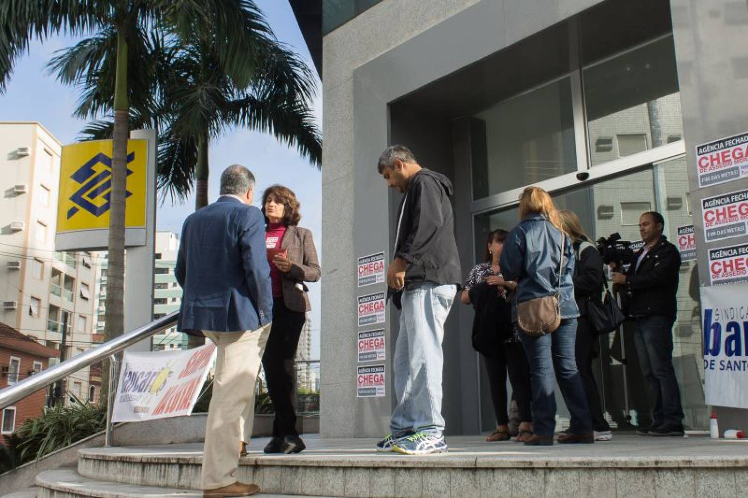 Bancários paralisam Banco do Brasil contra assédio