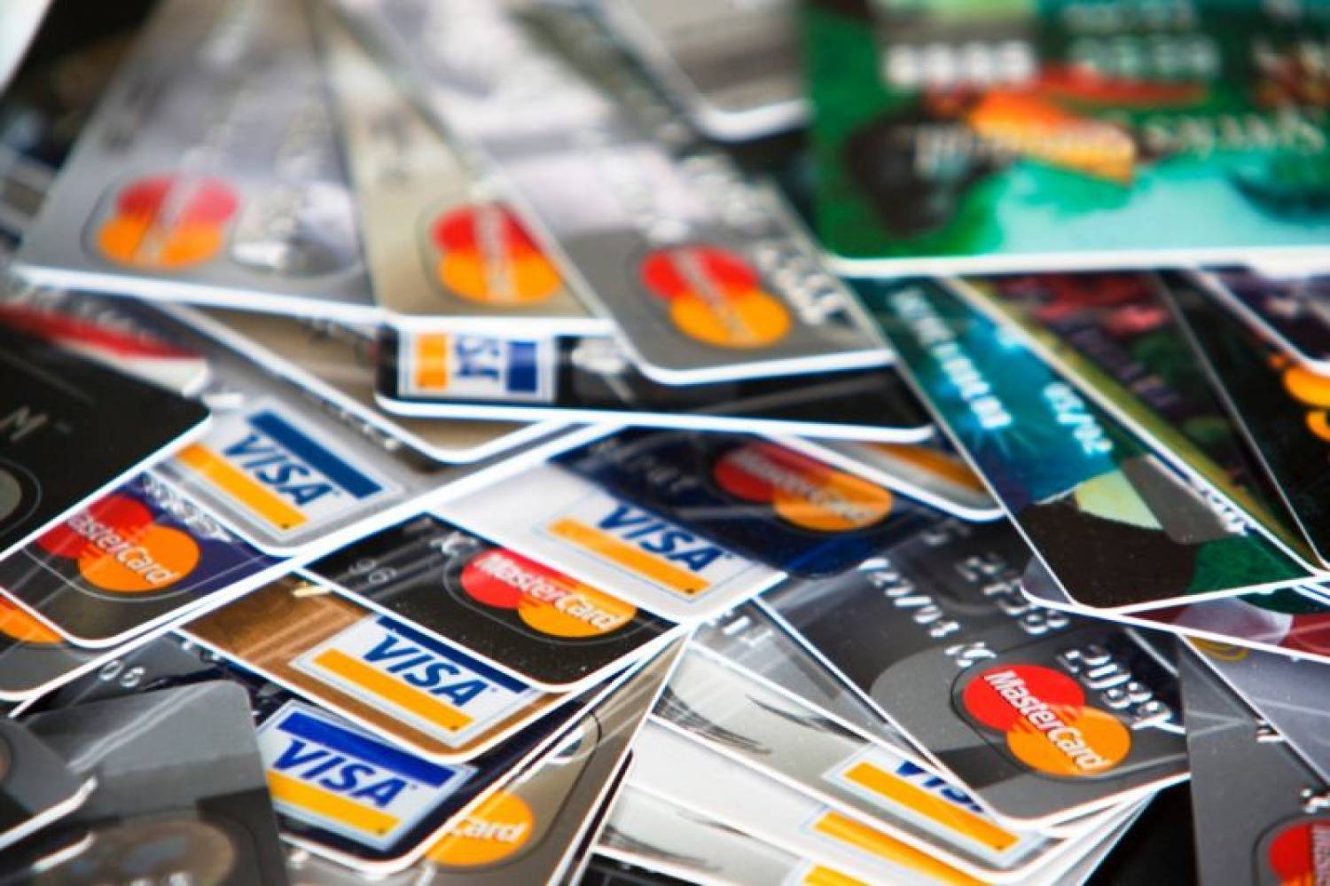 Maiores bancos privados sobem anuidades de cartões em até 85%