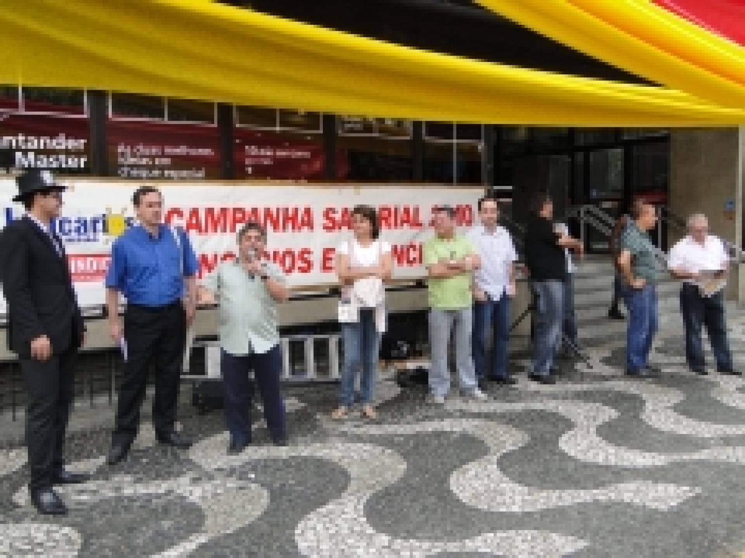 Bancários e diretoria do Sindicato de Santos e Região realizaram manifestações no Santander , Real e Bradesco