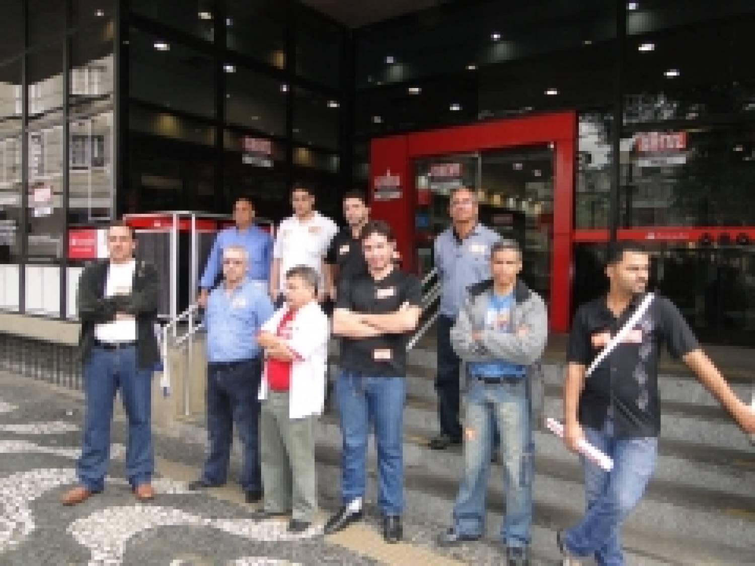 Bancários iniciam greve forte em toda a Baixada Santista