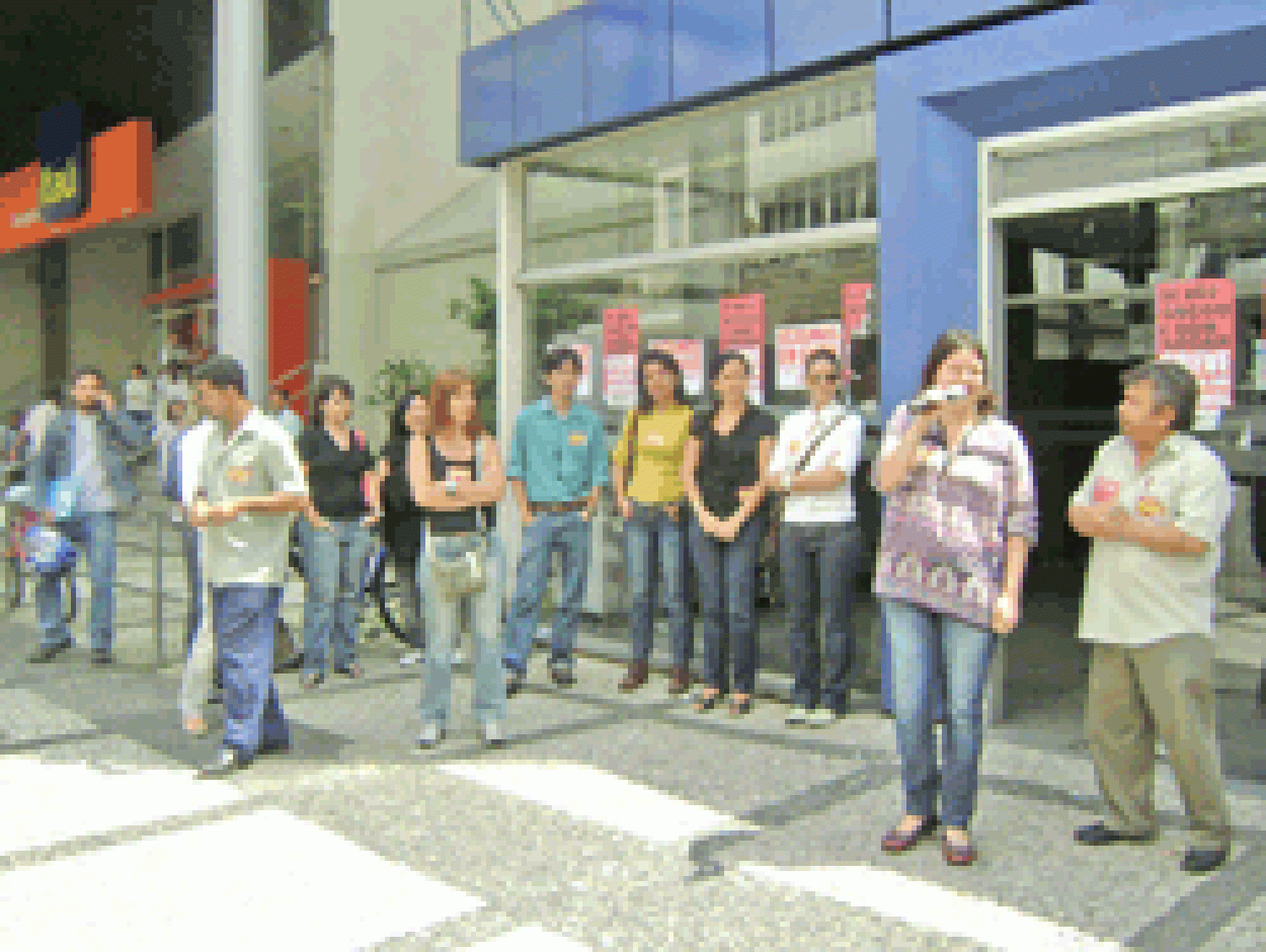 Empregados da CEF fazem ato de repúdio em Santos/SP