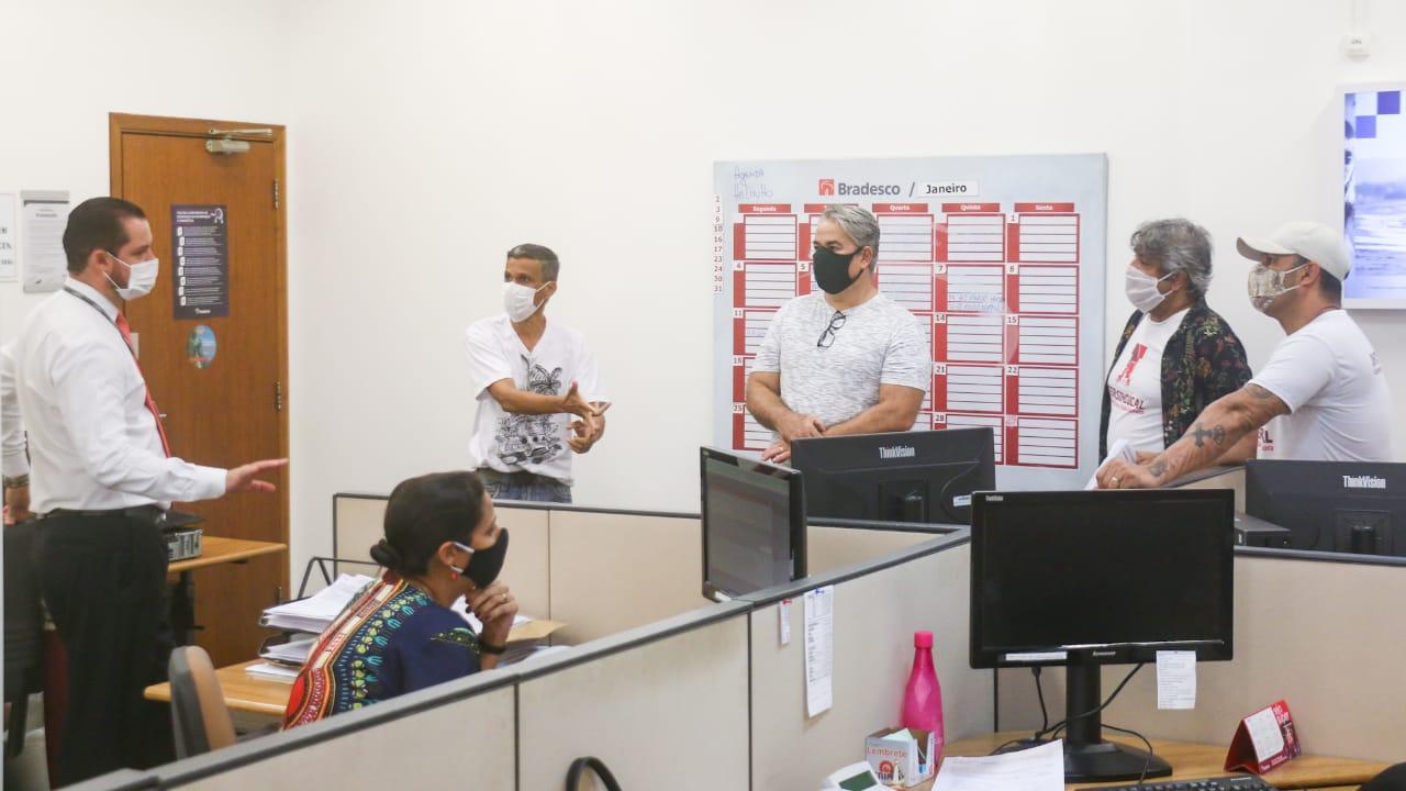 Sindicato faz protesto contra demissões no Bradesco, em Santos/SP